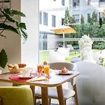 Les Jardins De St Cloud アパートホテル
